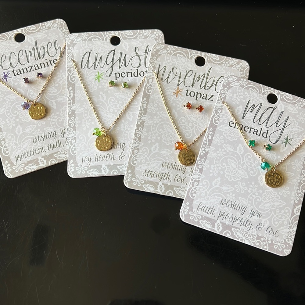 Great for gifting! 🎁 New with tags necklace & earring sets from Altar’d State.